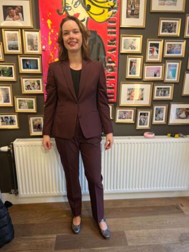 Zakelijk-pak-vrouw-rood-op-maat