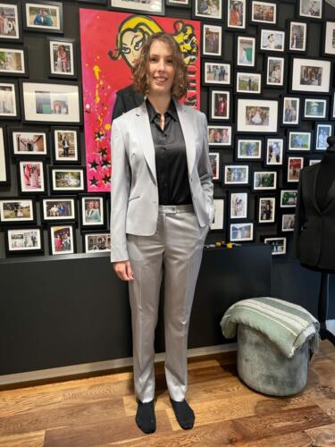 Zakelijk-vrouwelijk-pak-grijs-op-maat-gemaakt