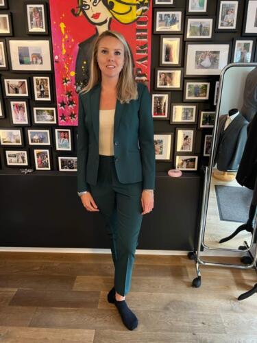 Zakelijk-vrouwelijk-pak-groen