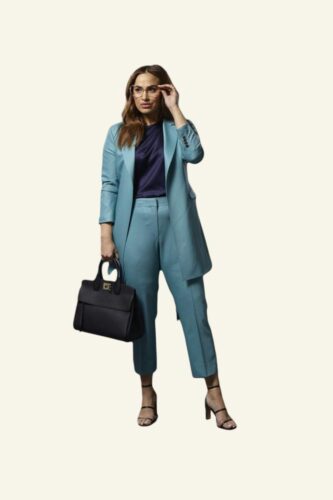 Zakelijk-vrouwelijk-pak-op-maat-in-licht-blauw-Photoroom