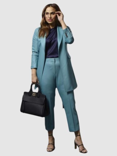 Zakelijk-vrouwelijk-pak-op-maat-in-licht-blauw-gemaakt-van-Holland-and-Sherry-stof