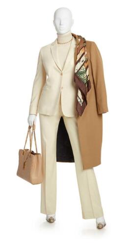 Zakelijk maatkostuum vrouw met lange camel colbert jas gemaakt van Holland and Sherry stoffen