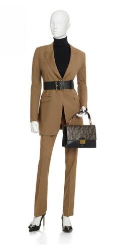 Zakelijk vrouwelijk pak met riem gemaakt in bruin