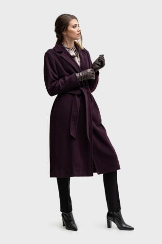 Zakelijke-lange-winterjas-vrouw-in-paars
