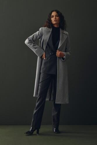 Zakelijke-mantel-vrouw-op-maat-gemaakt-van-HS-stoffen