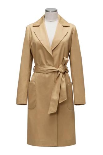 Zakelijke-regenjas-vrouw