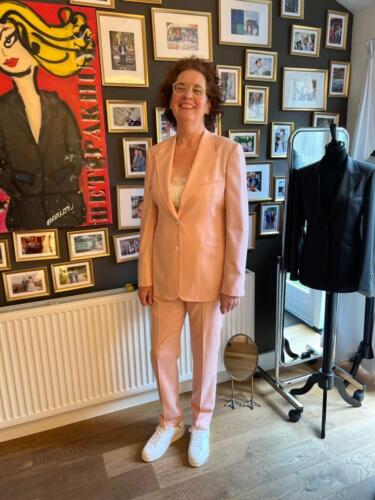 Zakellijk-dames-maatpak-roze