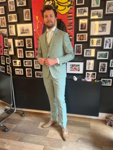 Zomers-trouwkostuum-linnen-groen