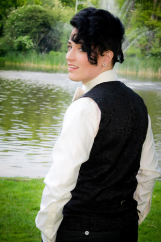 Zwarte smoking gemaakt voor  Lee met gilet en maat overhemd