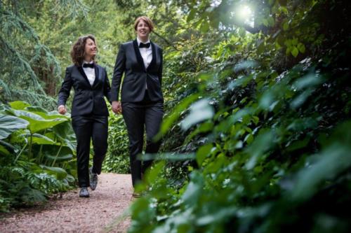 Zwarte vrouwelijke dames smokings voor Nanda en Wendy gemaakt met velours bewerkte revers, zakjes en knopen. zwarte handgemaakte strik en maatblouse  -