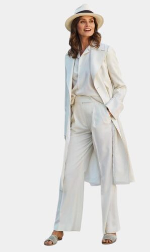 feestelijk-pak-vrouw-trouw-in-wit-gemaakt-van-HS-stoffen 