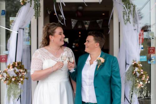 trouwkostuum-vrouw-in-groen-met-blouse