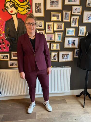 trouwpak-vrouw-bordeaux-rood