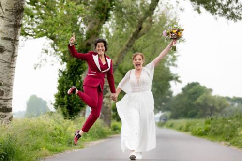 trouwpak-vrouw-smoking-in-rood